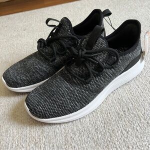 NEW Avia Black and White Sneakers NWT Size 8